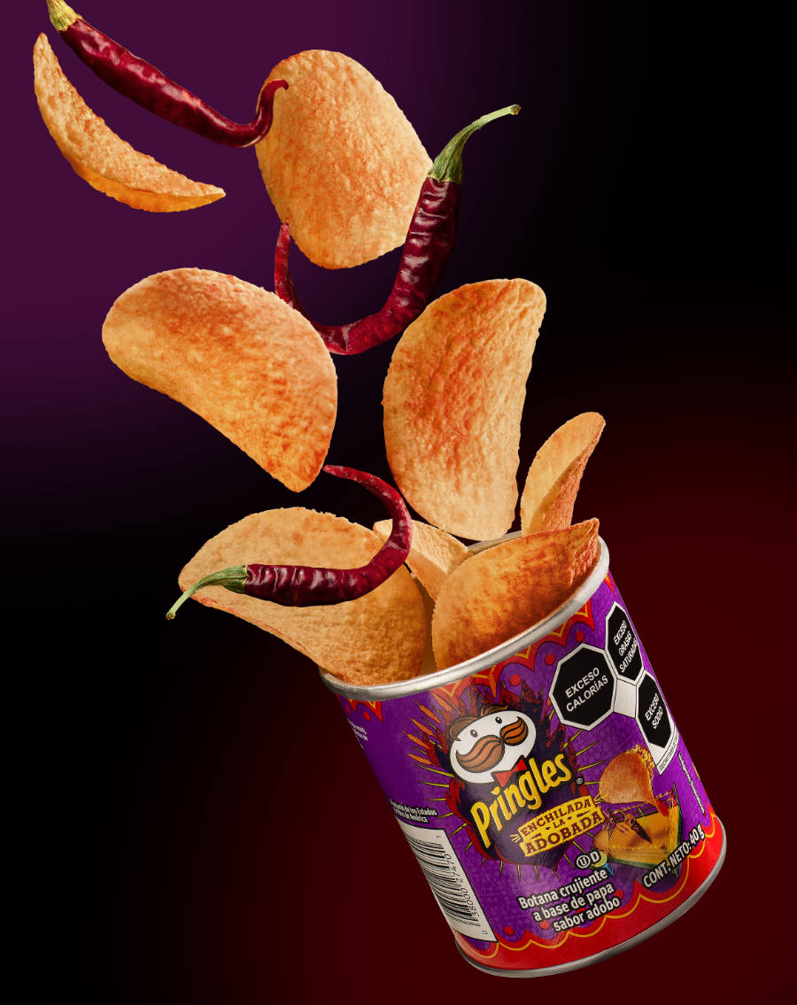Fotografía de papas pringles adobadas y chiles voladores, saliendo de su rspectiva lata.