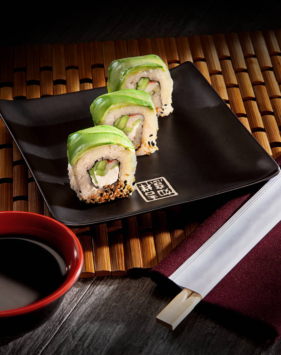 Fotografía tipo bodegón de un plato de sushi.