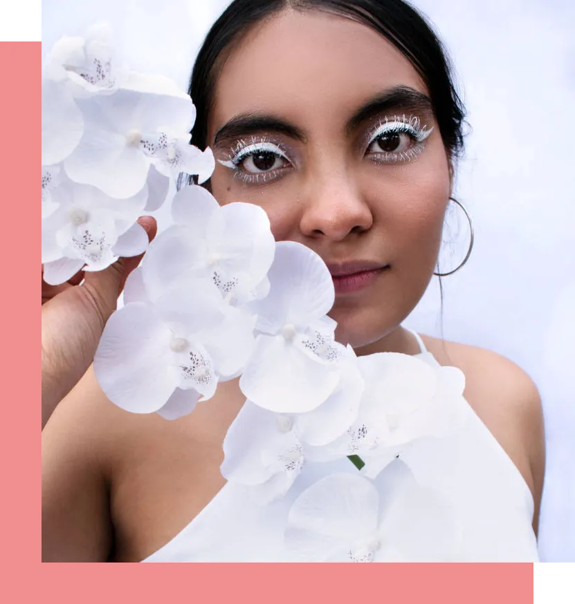 Retrato de una mujer con maquillaje blanco.